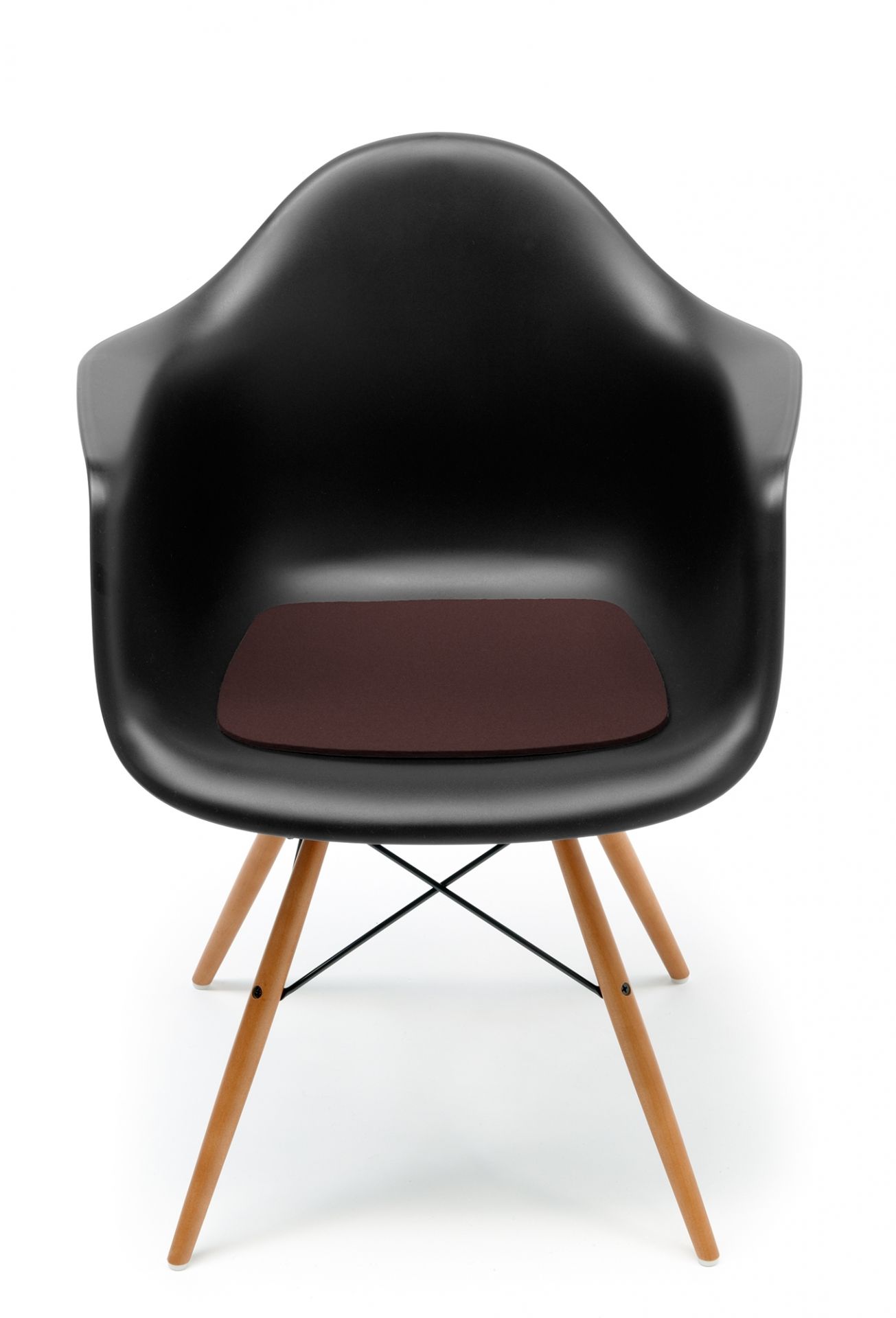 Schwarzer Eames Plastic Arm Chair mit brauner Hey Sign Filz Sitzauflage als Einzelstück.